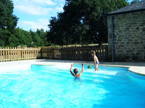 Deux filles jouent dans une piscine dans l'établissement Les chambres du Manoir de Kerhel, à Locoal-Mendon
