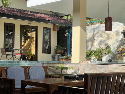 a dining room with a table and chairs at Baan Ton Rak Boutique Resort in Ko Chang