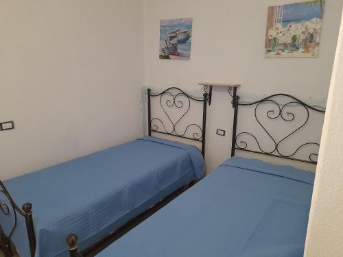 two beds sitting next to each other in a bedroom at Casa Grazia Deledda 16 in Orosei
