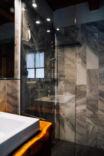 ein Badezimmer mit Dusche mit Glastür in der Unterkunft Almchalet Schuster in Diex