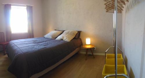 アヴィニョンにあるミニ ロフトのベッドルーム(ベッド1台、テーブル、ランプ付)