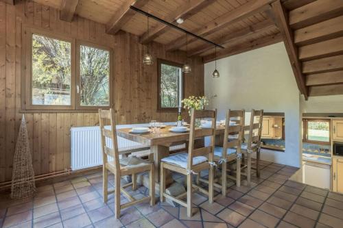 a dining room with a wooden table and chairs at Chalet Cusco in Servoz