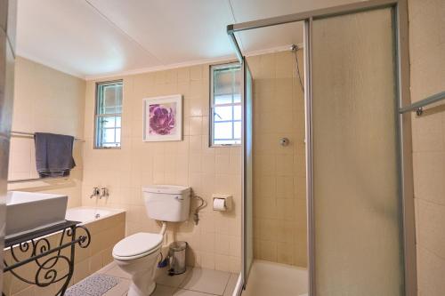 ein Badezimmer mit Toilette, Waschbecken und Dusche in der Unterkunft Sable Ranch Selfsorg in Brits