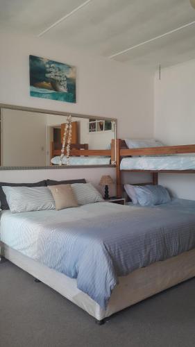 Кровать или кровати в номере Westcoast Central Budget accommodation