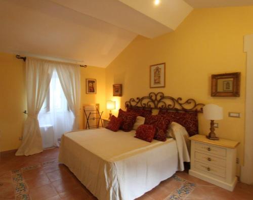 um quarto com uma cama grande e uma janela em Princely Houses em Positano