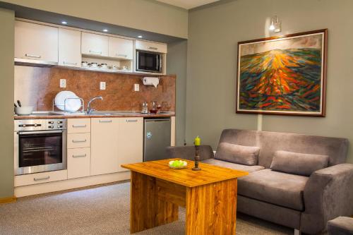Η κουζίνα ή μικρή κουζίνα στο Panorama Top Floor Rooms in Hotel Tundzha