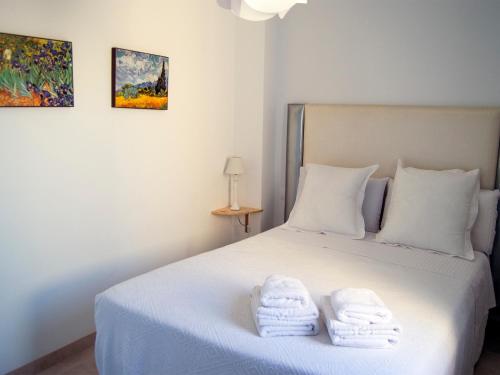 Un dormitorio con una cama blanca con toallas. en Mirador de la Lona, en Granada