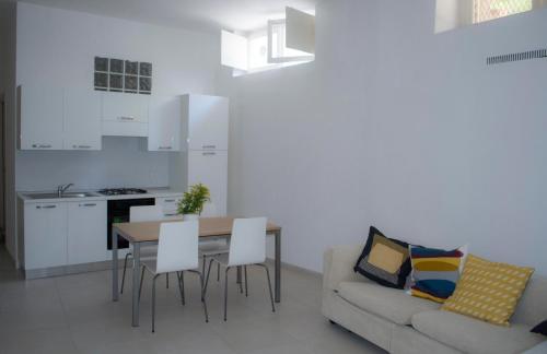 - une cuisine et une salle à manger avec une table et un canapé dans l'établissement Tony's House, à Bari