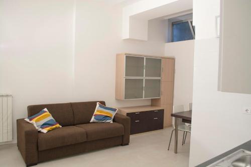 - un salon avec un canapé et une table dans l'établissement Tony's House, à Bari