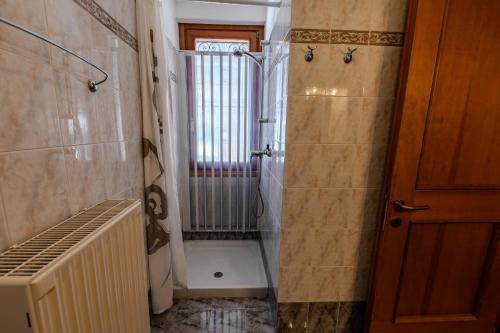 a small bathroom with a radiator and a window at Casa Irene in Mareson