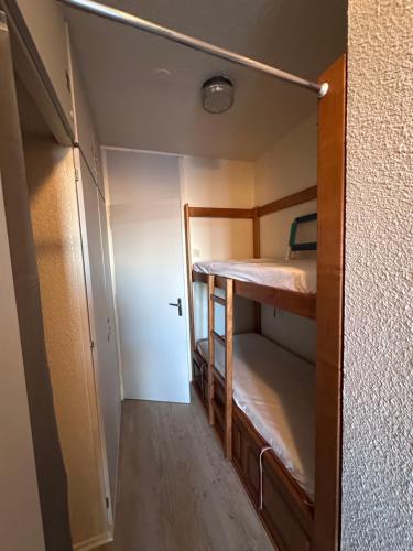 a small room with two bunk beds in it at Studio cosy 4 pers, à APOLLO - Pied des pistes - SkiOpied, Casier à skis - Parking Gratuit - Domaine des Sybelles in Villarembert
