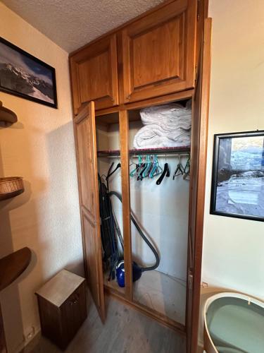 a room with a cupboard with a hose at Studio cosy 4 pers, à APOLLO - Pied des pistes - SkiOpied, Casier à skis - Parking Gratuit - Domaine des Sybelles in Villarembert