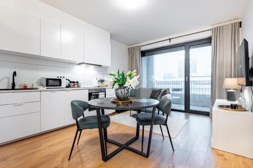 Breezy & Fresh Emerald Studio - Garage & Balcony