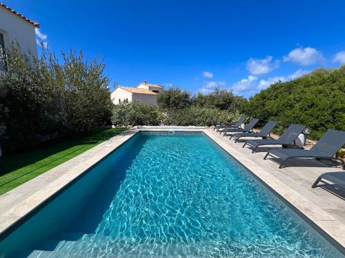 Modern 2 BR Apt - Terrace, Pool Access & Mountain Views