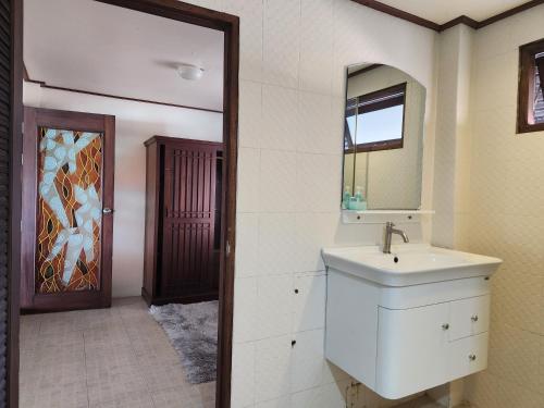 a bathroom with a sink and a mirror at Ko Phangan Beach Cottages in Ban Tai