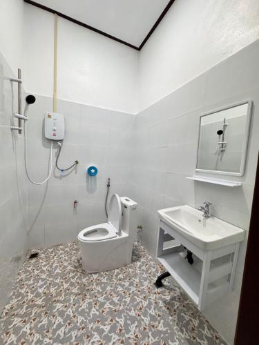a bathroom with a toilet and a sink at Keomisay in Nongkhiaw