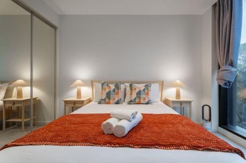 a bedroom with a bed with towels on it at Premium South Melb 2 Queens Study Pool & Gym in Melbourne