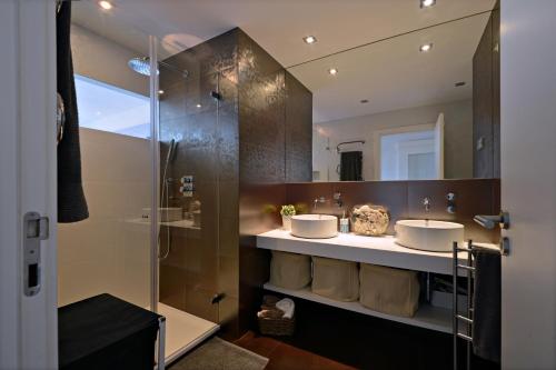 uma casa de banho com 2 lavatórios e um chuveiro em Apartment Casa Verena em Oeiras