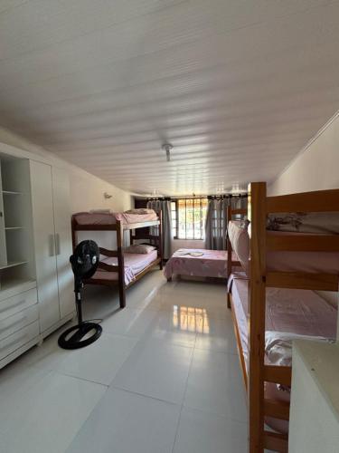 a room with several bunk beds in a room at Apartamento na Praia do Francês AL in Praia do Frances