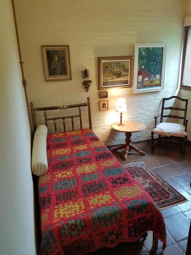 1 dormitorio con 1 cama, 1 mesa y 1 silla en Casa Com Piscina, en Campinas