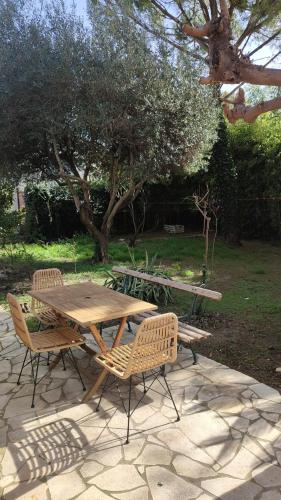 Foto Charmante maison 2 chambres proche du centre jardin 1