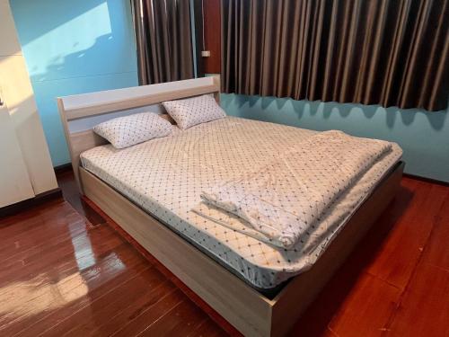 a bed with baseball bats on it in a room at Chan Klong No8 Homestay - บ้านชานคลองหมายเลข8 in Sathani Wat Sing