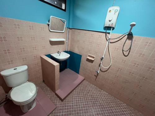a bathroom with a toilet and a sink and a shower at Chan Klong No8 Homestay - บ้านชานคลองหมายเลข8 in Sathani Wat Sing