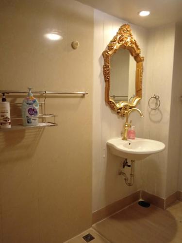 a bathroom with a sink and a mirror at Casa Nicola BKK in Ban Na Song