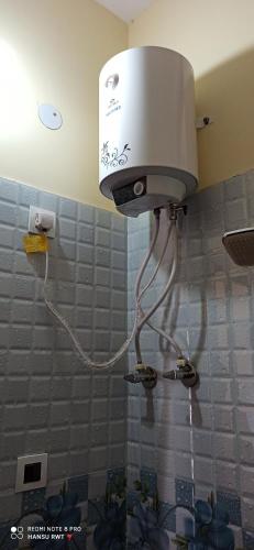 a light on a shower in a bathroom at Hotel Vivek Palace in Uttarkāshi