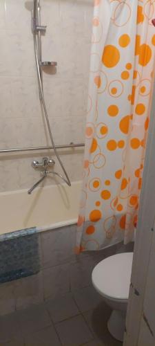ein Badezimmer mit Duschvorhang und Toilette in der Unterkunft Flat 2 rooms in Panevėžys
