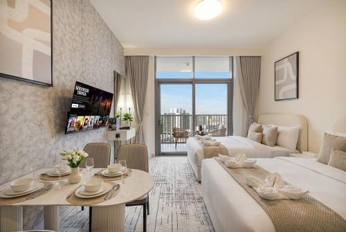Hadley Heights! Pool & Gym Access! 2 Double Bed, Balcony with a Great View!