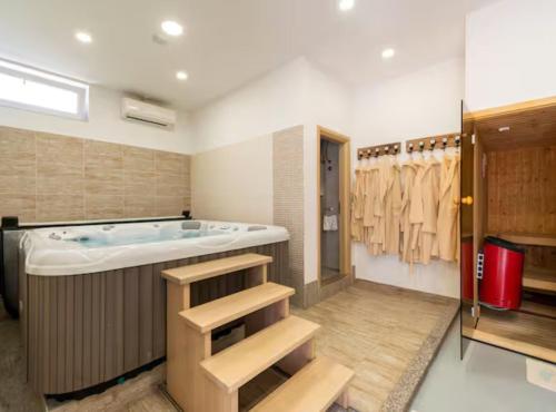 Villa Ana with Outdoor Pool, Sauna and Hot-Tub