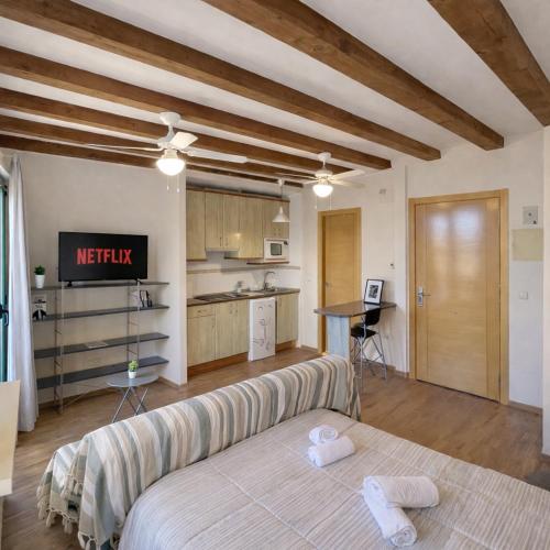 a living room with two beds and a kitchen at Apartamento en Plaza Mayor de Segovia in Segovia
