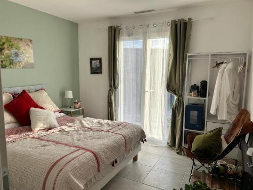 a bedroom with a bed and a window at Lésina Bed & Breakfast in Apt