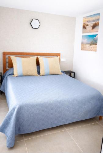 a bedroom with a blue bed in a room at Casa luz e conforto-Casa 20 in Almancil