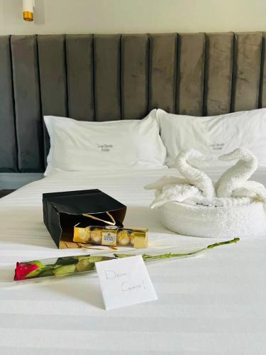 Llit o llits en una habitació de Luxe Haven Suites