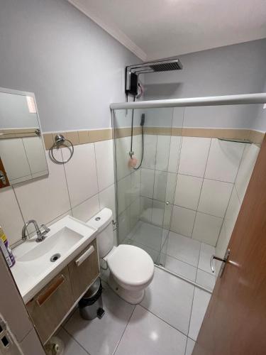 a bathroom with a shower and a toilet and a sink at Casa espaçosa com 3 quartos climatizados in Petrolina