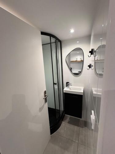 a bathroom with a sink and a mirror at studio indépendant dans une villa in Aimargues