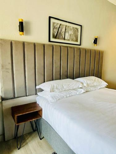 Llit o llits en una habitació de Luxe Haven Suites