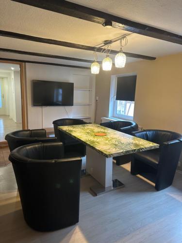 a conference room with a large table and chairs at Diah's Apartment in BEUERN - für Monteure in Felsberg