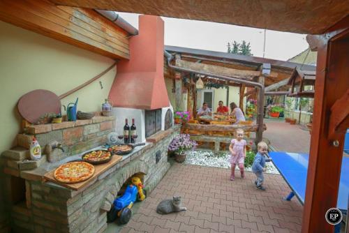 Deux enfants se tiennent devant une cuisine à pizza dans l'établissement Everlast, à Štúrovo