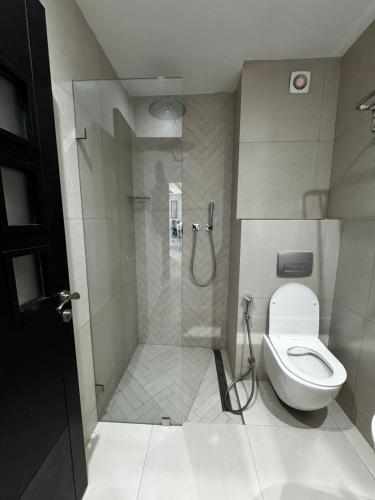 un baño con ducha y WC en Fnideq Seaside Apartment, en Fnidek