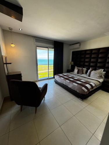 Llit o llits en una habitació de Fnideq Seaside Apartment