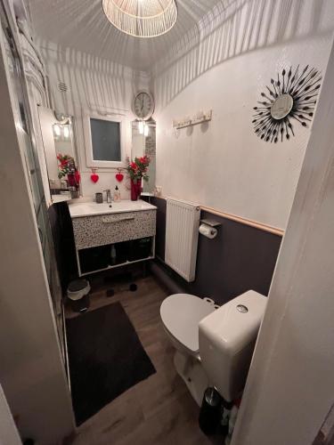 łazienka z toaletą i umywalką w obiekcie l'atelier w mieście La Celle-sous-Gouzon