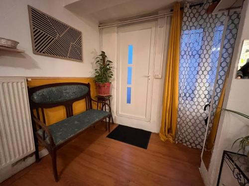 mały pokój z krzesłem i drzwiami w obiekcie l'atelier w mieście La Celle-sous-Gouzon