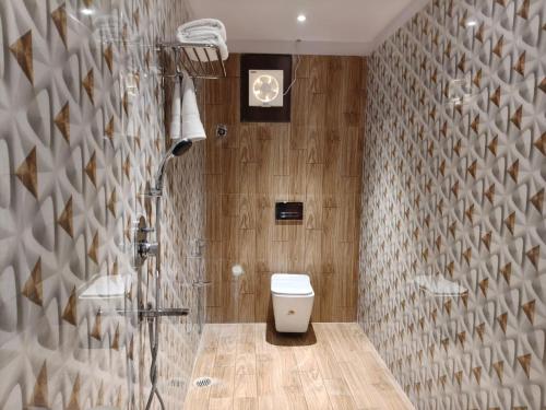 a bathroom with a white toilet and a shower at Hotel The Paradise in Bihār Sharīf