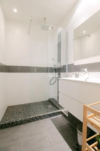 une salle de bain avec douche, baignoire et lavabo dans l'établissement L'Anita - Hyper Centre Cannes, à Cannes