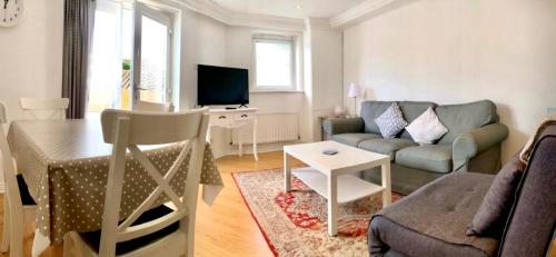 a living room with a couch and a table at Marina Waves Apartment- Brighton, free parking, patio, ground-floor holiday home, one bedroom, sleeps 3 in Brighton & Hove