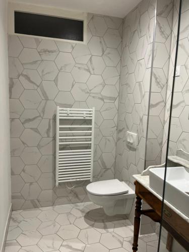 Maison blanche في أندوز: حمام أبيض مع مرحاض ومغسلة