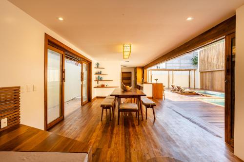 a kitchen and dining room with a table and chairs at Villa Shamsa - Grupo Messina in Jericoacoara